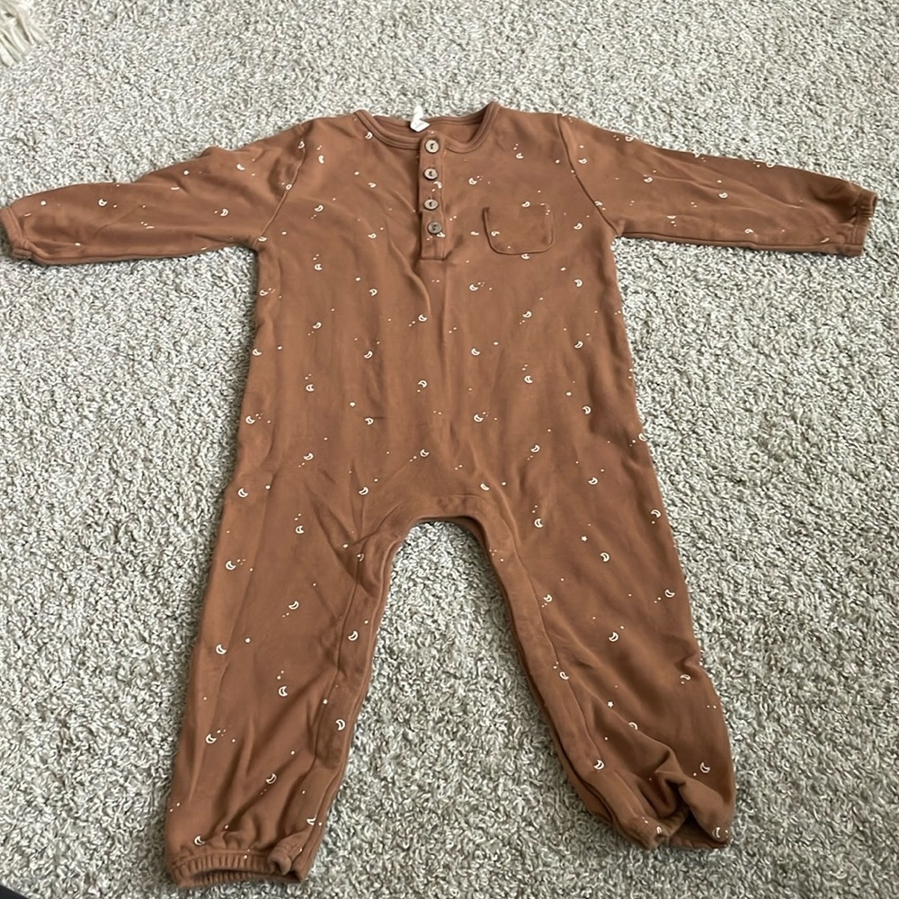 Quincy Mae 18-24m long sleeve romper with snaps EUC